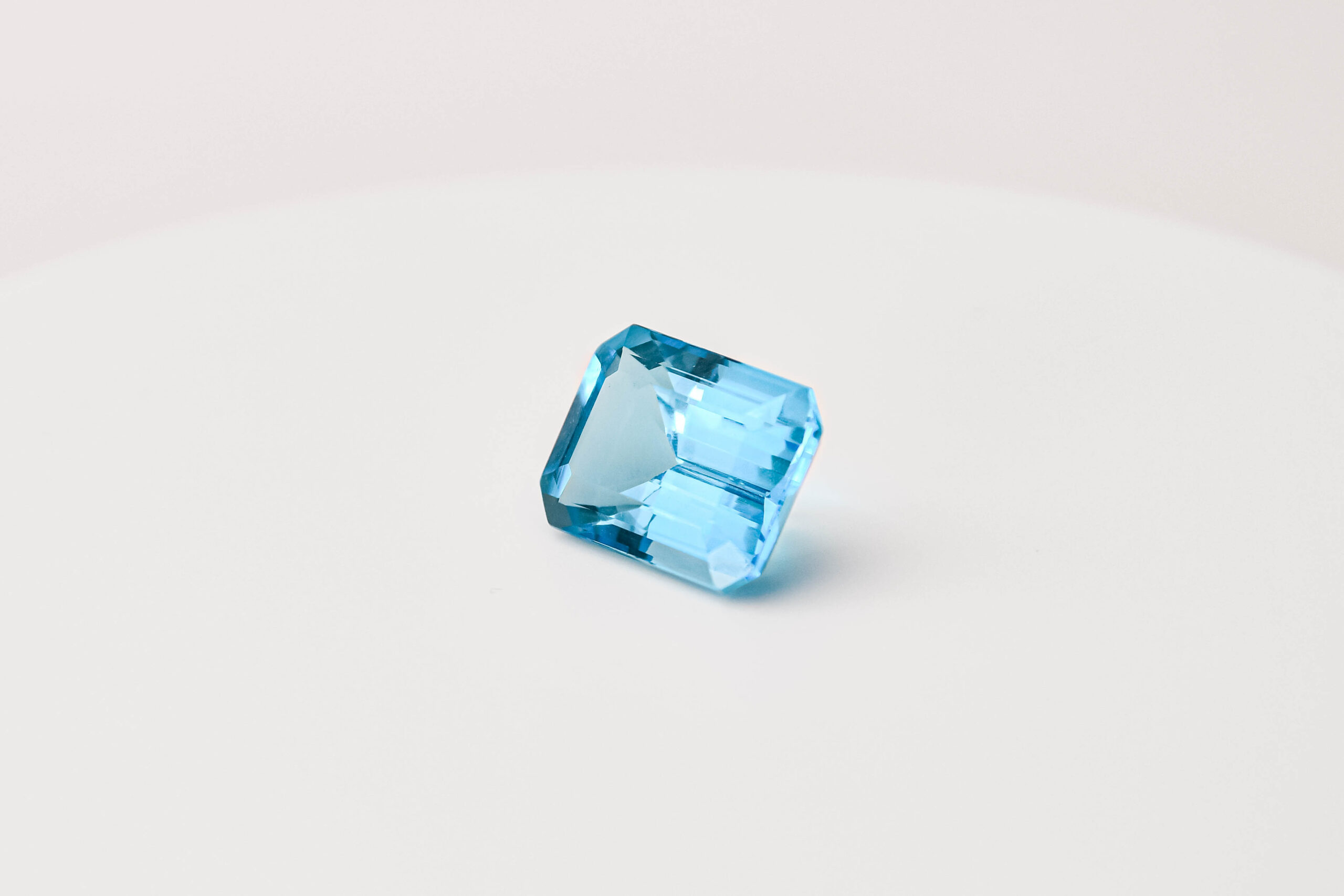 108900- Swiss Blue topaz 28.90ct Octagon (2)