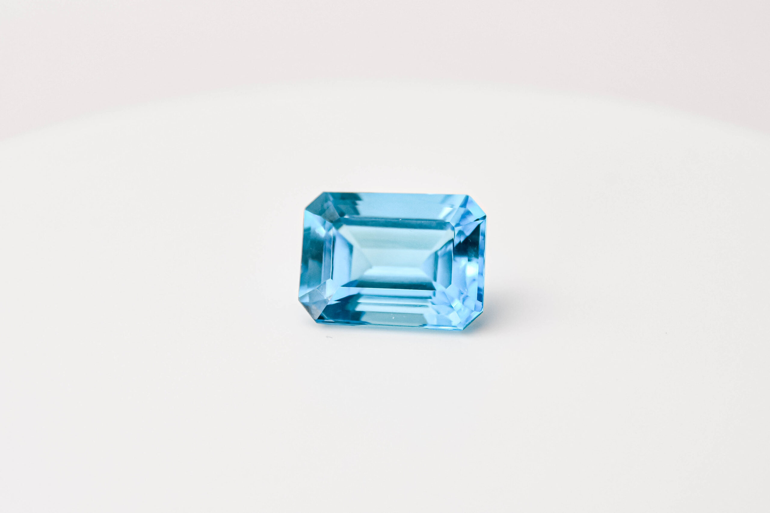108900- Swiss Blue topaz 28.90ct Octagon (5)