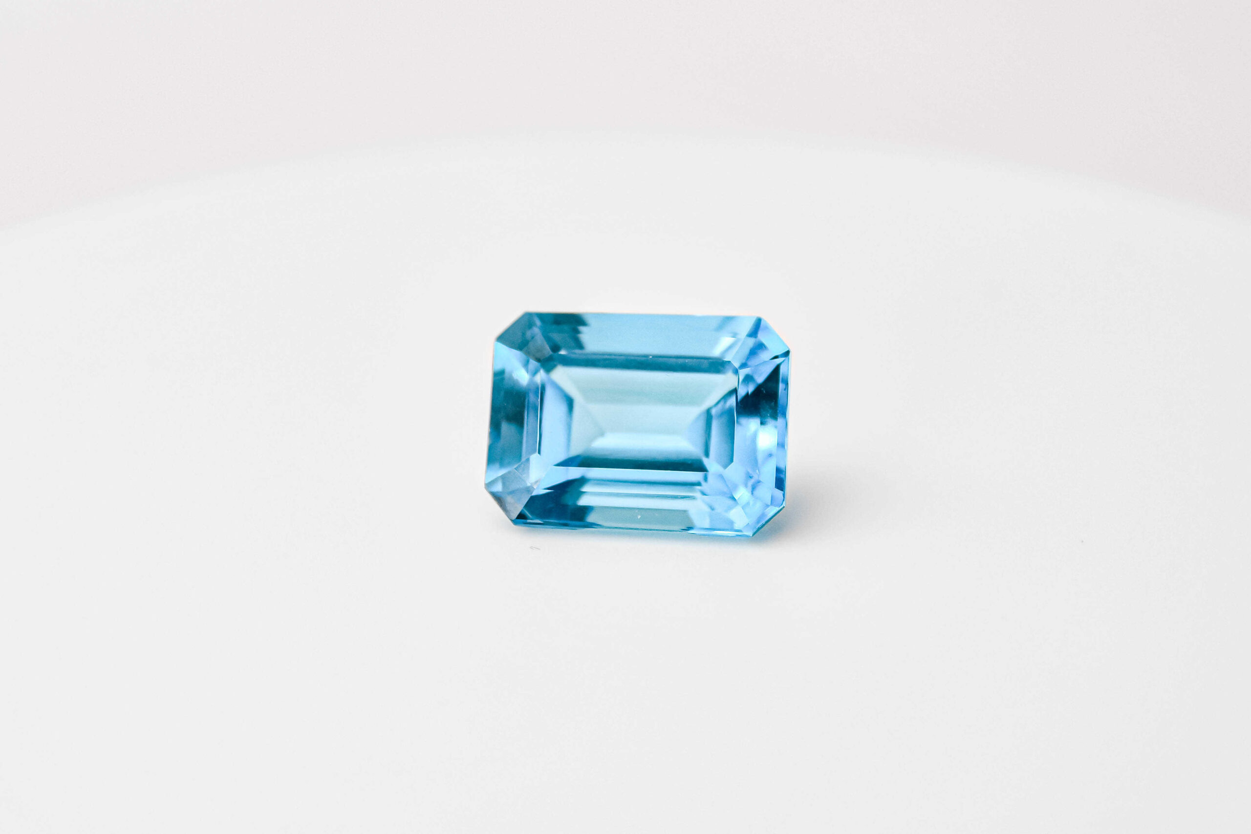 108900- Swiss Blue topaz 28.90ct Octagon (5)